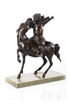 Scultura in bronzo composta da due parti, raffigurante un giovane samurai su...