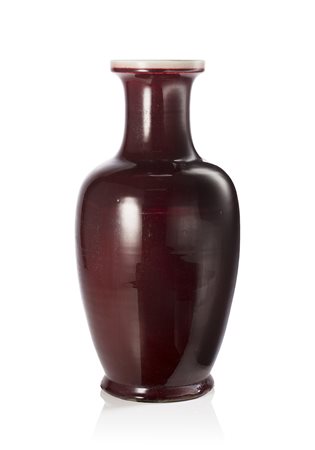 Vaso in porcellana con invetriatura sang-de-boeuf di un intenso color rubino,...