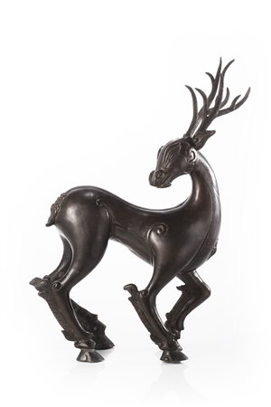 Cervo in bronzo, raffigurato in piedi, con la testa rivolta verso la schiena,...