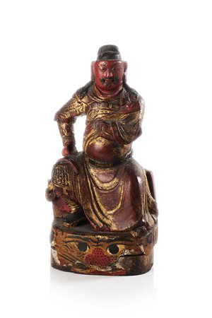 Scultura in legno laccato e dipinto raffigurante Guandi seduto con un...