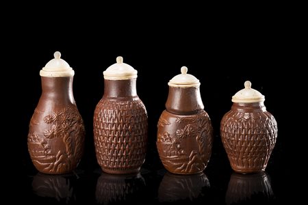 Quattro snuff bottles con coperchi in avorio decorate con scene di paesaggio...