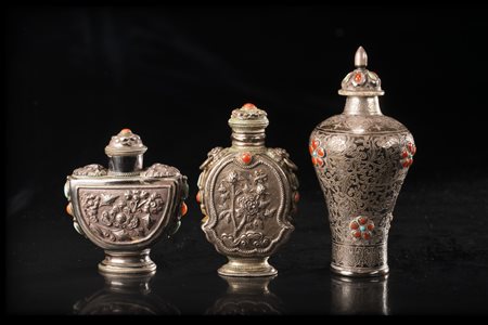 Tre snuff bottles in stile Mughal, realizzate in argento con decorazione...
