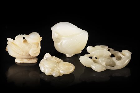 Quattro intagli in giada celadon di anatre mandarine e altri animali Cina,...