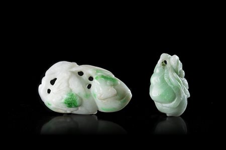 Due piccoli intagli in giadeite verde mela, uno raffigurante delle pesche con...