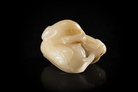 Intaglio in giada color bianco e ruggine raffigurante uno scoiattolo...