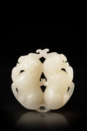 Intaglio in giada bianca raffigurante due qilin Cina, sec. XX A white jade...