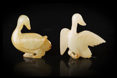 Coppia di ornamenti per cappello in giada color celadon, raffiguranti due...