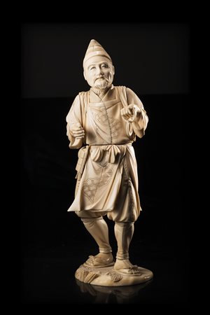 Okimono in avorio di figura maschile stante, indossa un copricapo, con due...