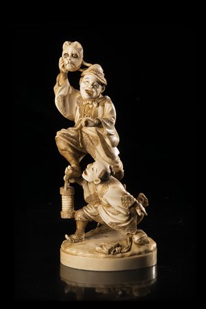 Piccolo okimono in avorio raffigurante due giocolieri con maschera di...