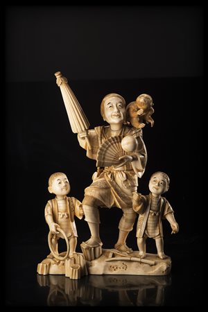 Okimono in avorio raffigurante un uomo con un ombrello e una scimmia sulle...