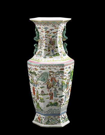 Grande vaso esagonale a balaustro in porcellana Famiglia Rosa con due anse...