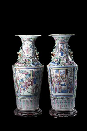 Coppia di vasi biansati in porcellana Famiglia Rosa, decorati con pannelli...