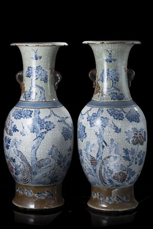 Coppia di vasi in porcellana con decoro a rilievo bianco e blu di uccelli su...