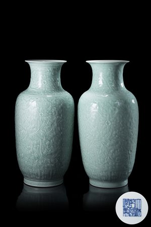 Coppia di vasi con invetriatura color celadon, decorati con delicata...