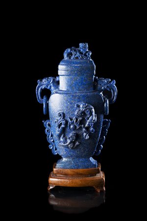Vaso biansato in lapislazzuli, dalla forma arcaica e con coperchio, decorato...