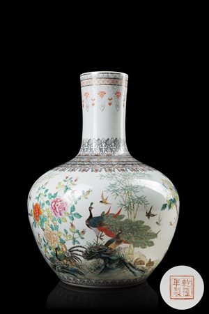 Grande vaso a bottiglia tianqiu in smalti Famiglia Rosa, decorato con pavoni...