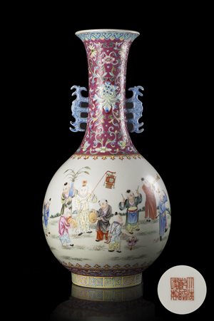 Vaso biansato a bottiglia in porcellana Famiglia Rosa, decorato con fanciulli...