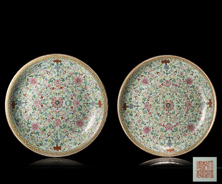 Coppia di grandi piatti in porcellana in Famiglia Rosa su fondo turchese,...