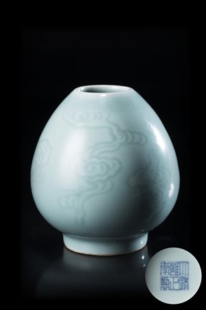 Piccolo vaso per acqua con invetriatura claire-de-lune, decorato con delicate...
