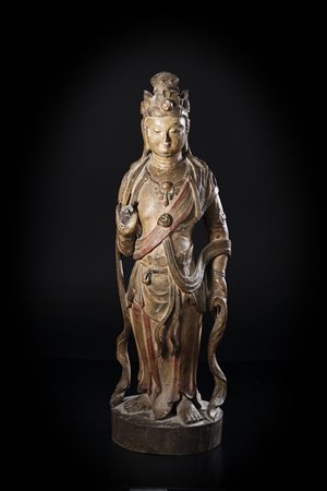 Statua lignea raffigurante Guanyin stante, con elaborata acconciatura e...