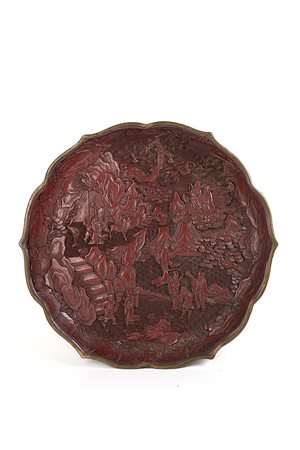 Piatto lobato in resina color cinabro decorato con gli Otto Immortali in un...