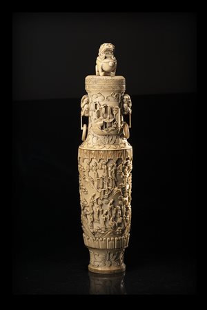Vaso in avorio, con coperchio sormontato da leone buddhista, con doppie anse...
