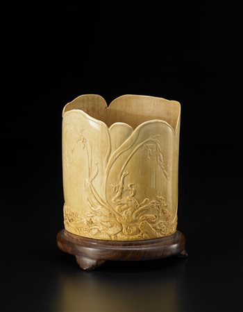 Portapennelli in avorio, con bordo a forma di petali, adornato all'esterno...