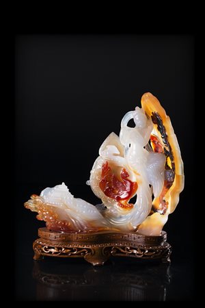 Gruppo in corniola raffigurante una divinità con flauto e fenice, con base in...