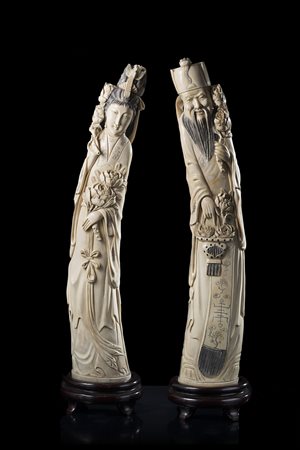 Coppia di dignitari in avorio, indossano lunghe vesti ed elaborati copricapi,...