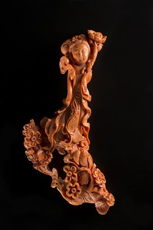 Statuetta in corallo rosso raffigurante una divinità femminile con fiore di...
