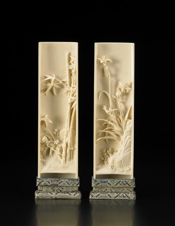 Coppia di poggiapolsi in avorio decorati con fine intaglio di fiori (alcune...