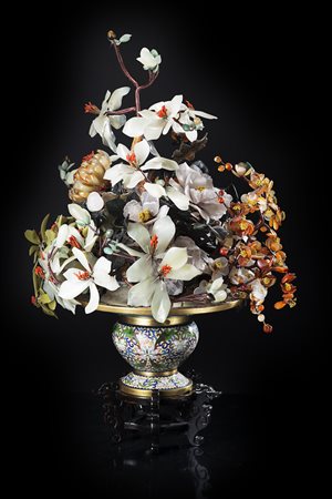 Vaso in cloisonné con decorazioni su fondo bianco sormontato da fiori in...