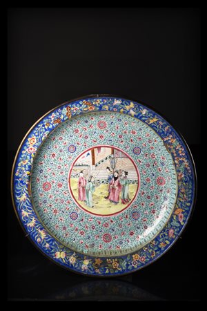 Grande piatto in metallo Canton, decorato in smalti policromi con decorazione...