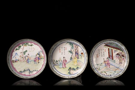 Tre piatti in metallo con smalti cantonesi decorati con figure in giardini e...