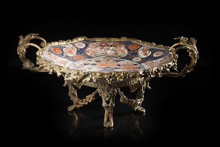 Alzata costituita da un piatto in porcellana Imari decorato in blu, rosso con...