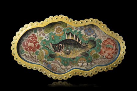 Vassoio in porcellana di forma lobata decorato in smalti colorati con una...