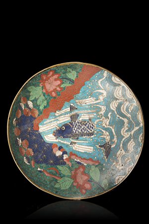 Piatto in metallo cloisonnè decorato con una carpa che emerge tra i flutti,...