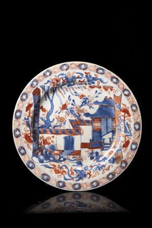 Tre piatti in porcellana decorati in bianco e blu e stile Imari, vari...