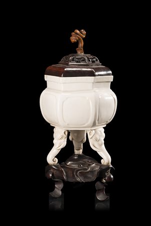 Incensiere tripode in porcellana smaltata bianca, di forma esagonale, con...