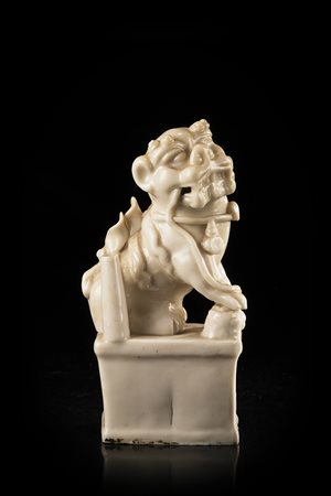 Piccolo leone buddhista in porcellana blanc-de-Chine, raffigurato seduto su...
