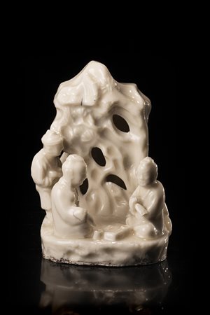 Piccolo gruppo in blanc-de-Chine composto da due giocatori di go e un servo...