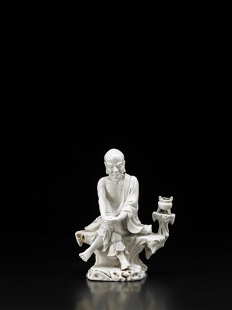 Porcellana blanc-de-Chine raffigurante un luohan emaciato con morbide vesti...