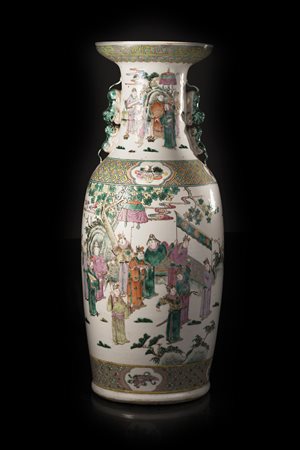 Vaso biansato in porcellana Famiglia Rosa decorato con figure in attività...