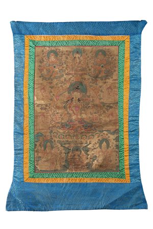 Un thangka fondo oro raffigurante Tara con fiore di loto e spada, circondata...