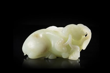 Intaglio in giada color celadon raffigurante un montone accovacciato con un...