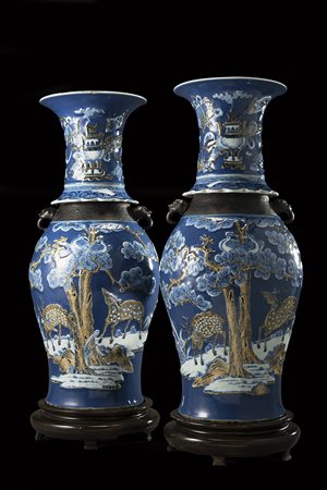 Coppia di vasi in porcellana blu decorati con cervi e alberi di pino in blu e...