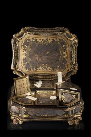 Scatola da gioco laccata in nero e oro con decorazioni francesi di uccelli e...
