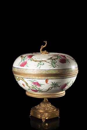 Grande scatola con coperchio di forma circolare decorata in Famiglia Rosa con...