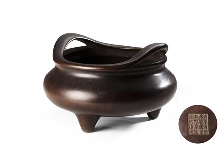 Incensiere tripode in bronzo, il corpo globulare con doppie anse e marchio...