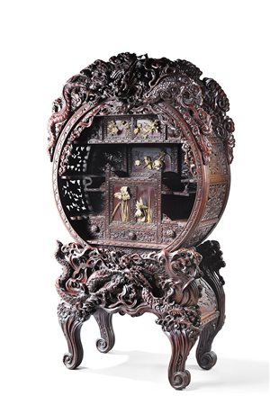 Grande mobile in legno intarsiato, la parte superiore circolare con mensole e...